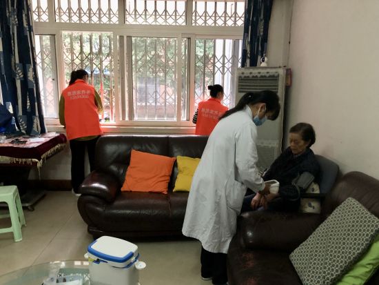 图为社区医生、家政服务人员为老年人提供居家养老上门服务。石油路街道供图 图为社区医生、家政服务人员为老年人提供居家养老上门服务。石油路街道供图