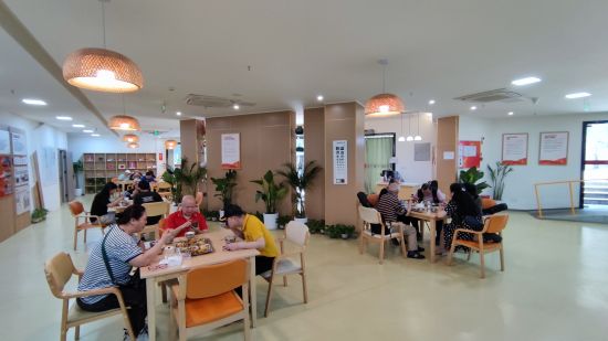 图为辖区居民在社区老年食堂就餐。石油路街道供图 图为辖区居民在社区老年食堂就餐。石油路街道供图