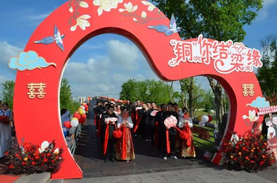 图为铜梁区举办青年人才集体婚礼。铜梁区委宣传部供图 图为铜梁区举办青年人才集体婚礼。铜梁区委宣传部供图