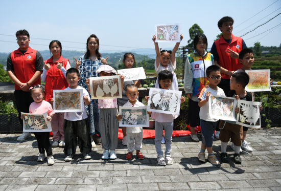 图为参加活动的部分萌娃展示自己制作的版画作品。 周毅摄 图为参加活动的部分萌娃展示自己制作的版画作品。 周毅摄