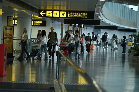 图为重庆江北国际机场的旅客。张旭 摄 图为重庆江北国际机场的旅客。张旭 摄