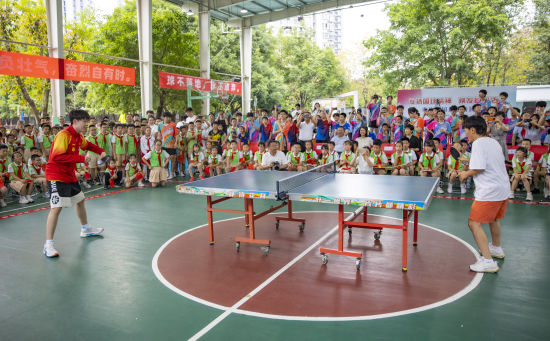 图为重庆市国球进校园活动现场。刘纪湄摄 图为重庆市国球进校园活动现场。刘纪湄摄