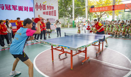 图为重庆市国球进校园活动现场。刘纪湄摄 图为重庆市国球进校园活动现场。刘纪湄摄