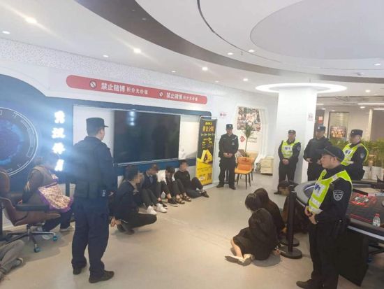 图为查处现场。 两江新区公安分局供图 图为查处现场。 两江新区公安分局供图