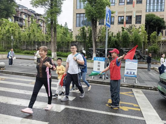 ͼΪ־Ը�߽��н�ͨ�赼�� �н��������˾��ͼ