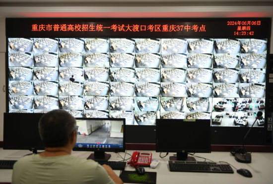 图为重庆37中考点监控室。周毅 摄 图为重庆37中考点监控室。周毅 摄