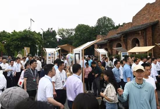 图为成渝古道保护成果展吸引民众参观。周毅 摄 图为成渝古道保护成果展吸引民众参观。周毅 摄