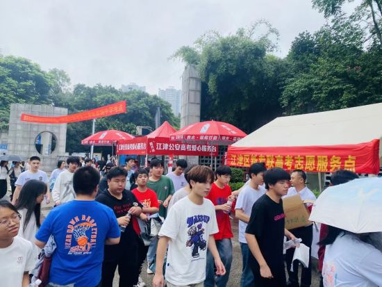 图为志愿者在田家炳中学志愿服务点为考生提供服务。江津区新专联供图 图为志愿者在田家炳中学志愿服务点为考生提供服务。江津区新专联供图