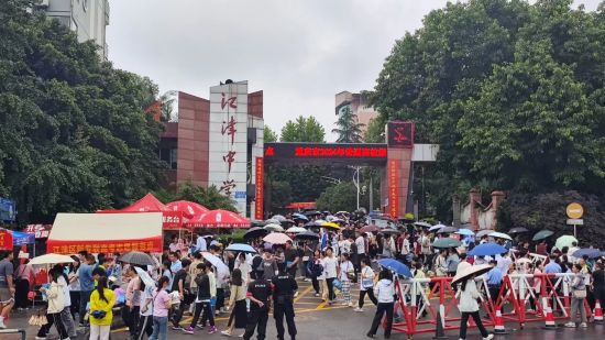 图为志愿者在江津中学志愿服务点为考生提供服务。江津区新专联供图 图为志愿者在江津中学志愿服务点为考生提供服务。江津区新专联供图