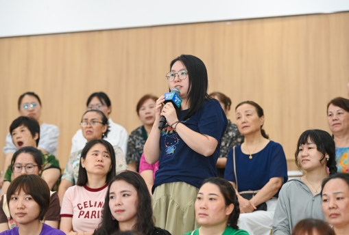 图为活动现场观众提问。王加喜 摄 图为活动现场观众提问。王加喜 摄