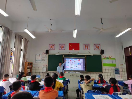 图为凉塘小学的青少年法治课堂。江东街道供图 图为凉塘小学的青少年法治课堂。江东街道供图