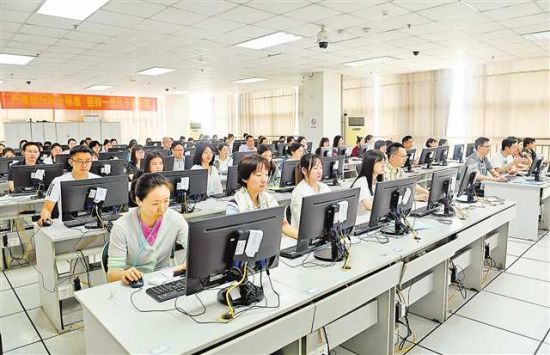 六月十三日,重庆市二○二四年普通高考评卷现场。记者 郑宇 摄/视觉重庆 六月十三日,重庆市二○二四年普通高考评卷现场。记者 郑宇 摄/视觉重庆