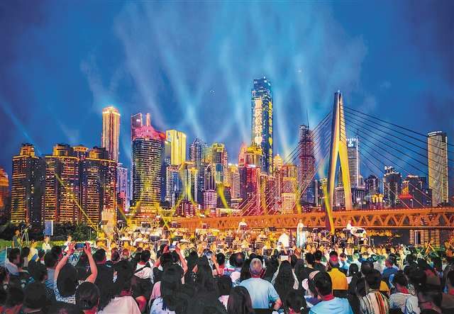 6月15日,“重庆风华”江畔音乐会演出现场。记者 杨潇 摄 6月15日,“重庆风华”江畔音乐会演出现场。记者 杨潇 摄