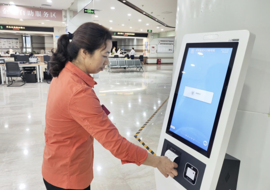 图为市民在区政务服务大厅排队取号。万盛经开区党工委宣传部供图 图为市民在区政务服务大厅排队取号。万盛经开区党工委宣传部供图