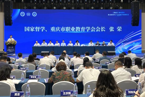 ͼΪ���Ҷ�ѧ��������ְҵ����ѧ��᳤�����´ǡ�Ф���� ��