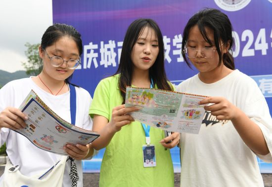 图为志愿者向大学生介绍禁毒防艾等方面的知识。周毅 摄 图为志愿者向大学生介绍禁毒防艾等方面的知识。周毅 摄