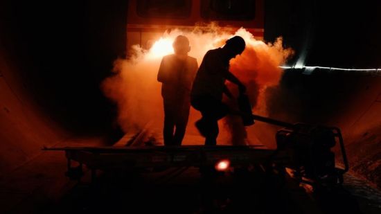 图为起火初期处置。谭坚强 摄 图为起火初期处置。谭坚强 摄