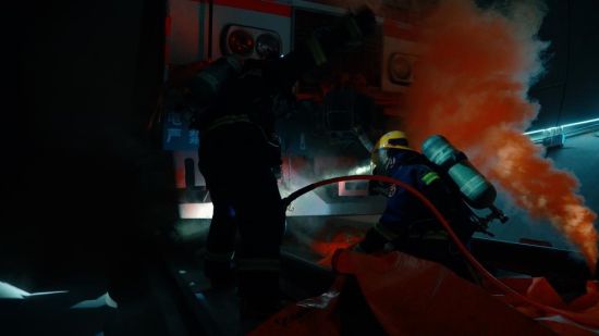 图为解救被困人员。谭坚强 摄 图为解救被困人员。谭坚强 摄