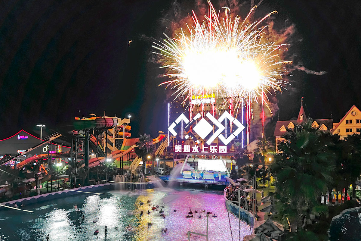 图为水上极光电音节开幕式上眼皮烟花秀。 记者 何蓬磊 摄 图为水上极光电音节开幕式上眼皮烟花秀。 记者 何蓬磊 摄