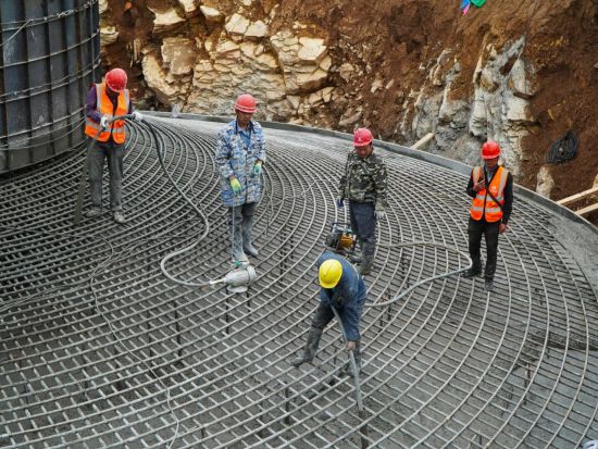 图为工人们正在进行大体积混凝土浇筑。巫山县委宣传部供图 图为工人们正在进行大体积混凝土浇筑。巫山县委宣传部供图