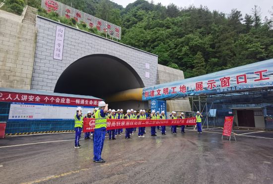 图为安全质量宣誓。刘璐瑶 摄 图为安全质量宣誓。刘璐瑶 摄