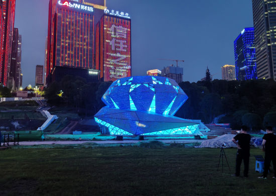 图为江北嘴金融中心测试亮灯。受访者供图 图为江北嘴金融中心测试亮灯。受访者供图