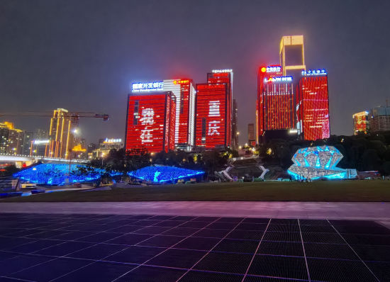 图为江北嘴金融中心测试亮灯。受访者供图 图为江北嘴金融中心测试亮灯。受访者供图