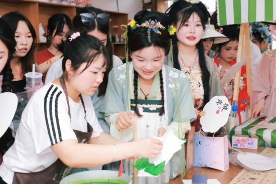 图为重庆“后浪青年团”在恩阳古镇体验漆扇制作。 姬一鸣 摄 图为重庆“后浪青年团”在恩阳古镇体验漆扇制作。 姬一鸣 摄