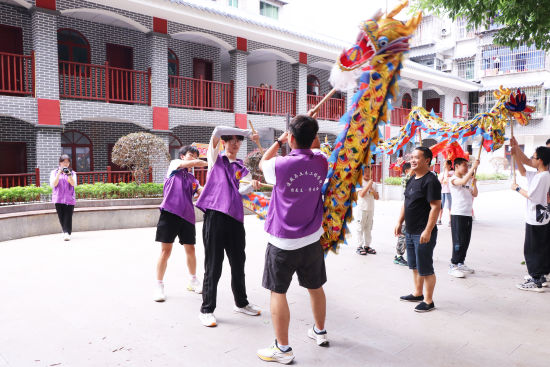 图为大学生学习小金龙表演技巧。主办方供图 图为大学生学习小金龙表演技巧。主办方供图