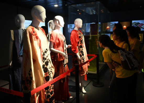 图为夏布服饰吸引大学生眼球。周毅 摄 图为夏布服饰吸引大学生眼球。周毅 摄
