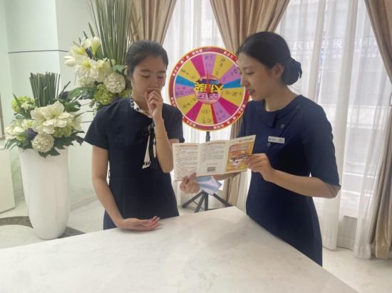 图为万州支行工作人员为企业员工讲解反诈知识。 恒丰银行重庆分行 供图 图为万州支行工作人员为企业员工讲解反诈知识。 恒丰银行重庆分行 供图
