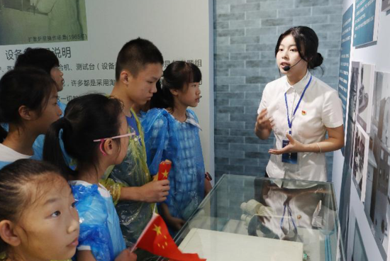 图为小朋友们在重庆城市科技学院参观。主办方供图 图为小朋友们在重庆城市科技学院参观。主办方供图