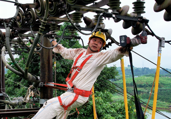 图为国网重庆铜梁供电公司员工在少云镇开展10千伏少桂线综合检修。颜玲莉 摄 图为国网重庆铜梁供电公司员工在少云镇开展10千伏少桂线综合检修。颜玲莉 摄