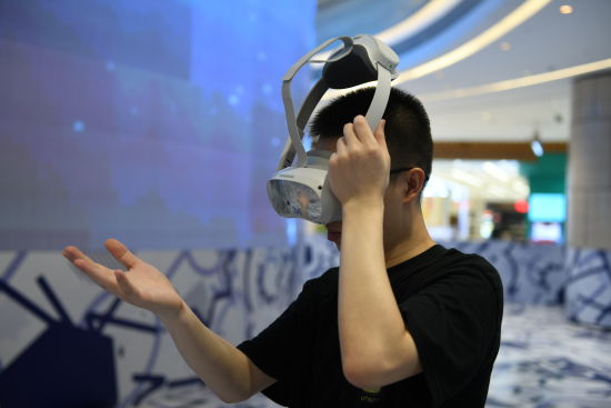 图为市民体验VR大空间。周毅 摄 图为市民体验VR大空间。周毅 摄