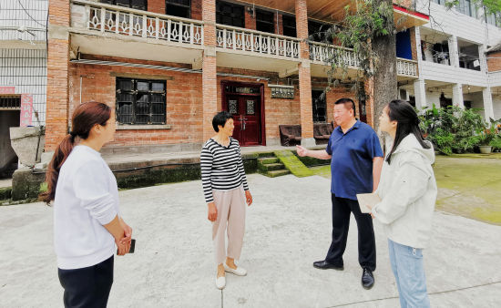 图为网格员与当地村民交谈了解情况。铜梁区委宣传部供图 图为网格员与当地村民交谈了解情况。铜梁区委宣传部供图