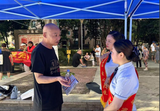 图为老人正在咨询重庆电信工作人员。重庆电信供图 图为老人正在咨询重庆电信工作人员。重庆电信供图