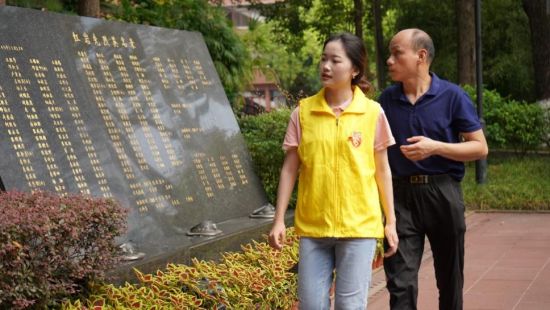 图为志愿者引领视障人士前行。刘中锋摄 图为志愿者引领视障人士前行。刘中锋摄