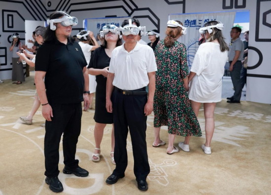 图为市民戴VR眼镜参观展览。主办方供图 图为市民戴VR眼镜参观展览。主办方供图