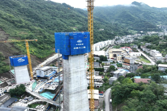 图为缪家梁特大桥主墩施工现场。中铁十二局 供图 图为缪家梁特大桥主墩施工现场。中铁十二局 供图