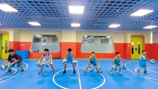 万盛青少年宫内,篮球班的学员们进行着篮球技能的训练 记刘亚兰摄