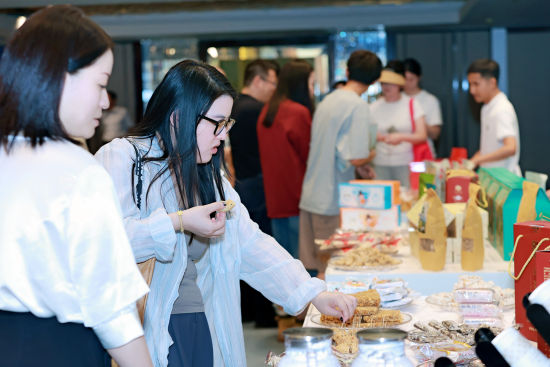 图为市民现场品尝泸州特产。活动主办方供图 图为市民现场品尝泸州特产。活动主办方供图