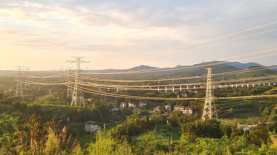 图为铜梁1000千伏特高压变电站500千伏送出工程。 张光勇 摄 图为铜梁1000千伏特高压变电站500千伏送出工程。 张光勇 摄