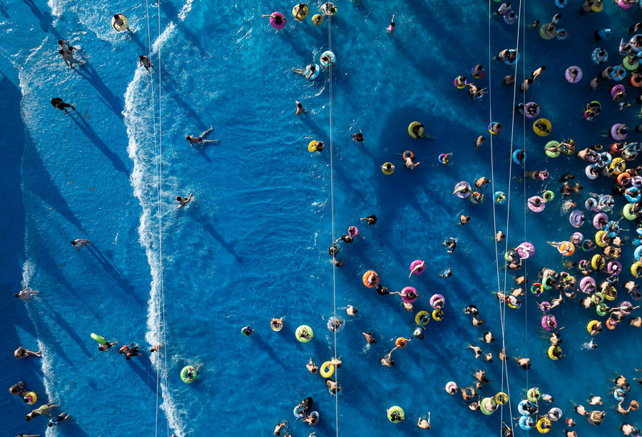 图为游客在水上乐园冲浪享受清凉。记者 何蓬磊 摄 图为游客在水上乐园冲浪享受清凉。记者 何蓬磊 摄