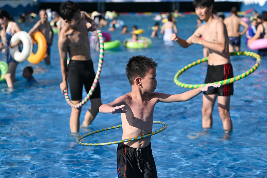 图为游客在水上呼啦圈比赛中。 记者 何蓬磊 摄 图为游客在水上呼啦圈比赛中。 记者 何蓬磊 摄