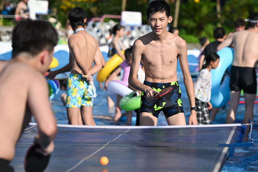 图为游客在水上乒乓球比赛中。记者 何蓬磊 摄 图为游客在水上乒乓球比赛中。记者 何蓬磊 摄