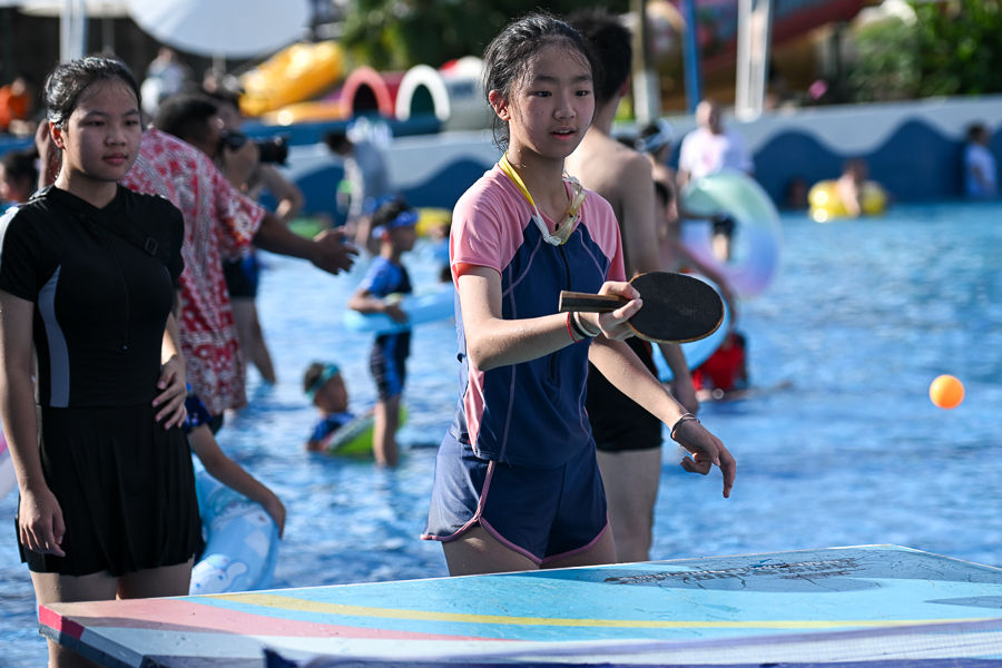 图为游客在水上乒乓球比赛中。记者 何蓬磊 摄 图为游客在水上乒乓球比赛中。记者 何蓬磊 摄