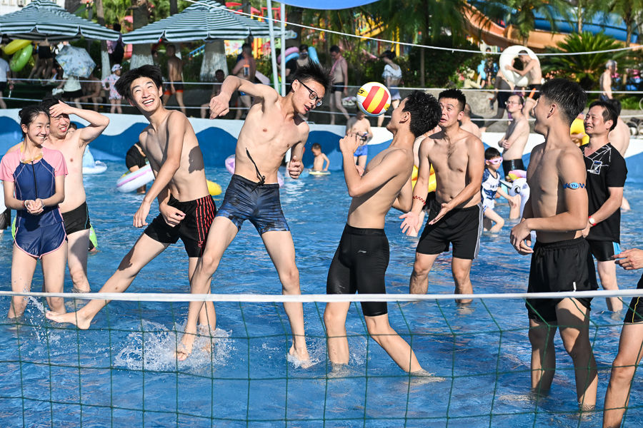 图为游客在水上排球比赛中。记者 何蓬磊 摄 图为游客在水上排球比赛中。记者 何蓬磊 摄