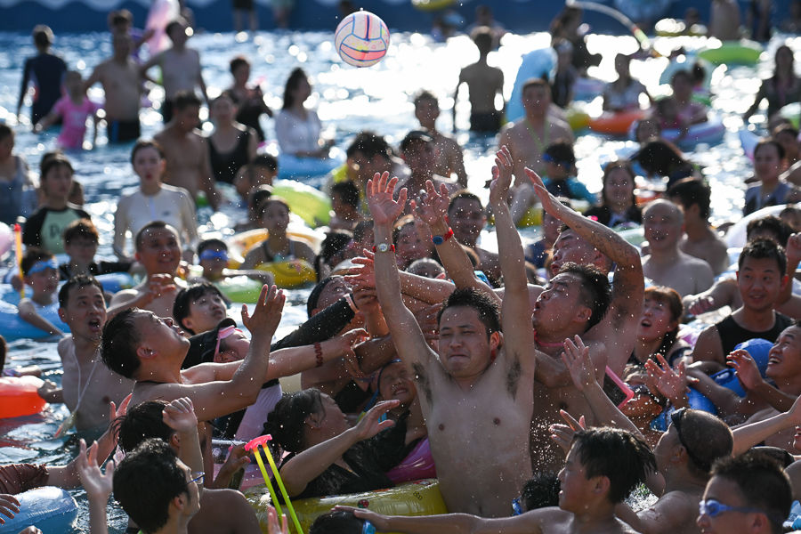 图为游客在水上乐园玩耍,享受清凉。记者 何蓬磊 摄 图为游客在水上乐园玩耍,享受清凉。记者 何蓬磊 摄