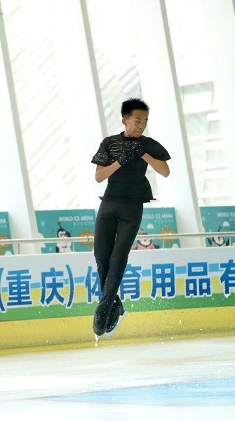 图为参赛选手在花样滑冰比赛中。主办方 供图 图为参赛选手在花样滑冰比赛中。主办方 供图