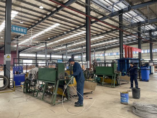 图为重庆电力再生资源循环利用中心员工拆解报废导线。李柯怡 摄 图为重庆电力再生资源循环利用中心员工拆解报废导线。李柯怡 摄